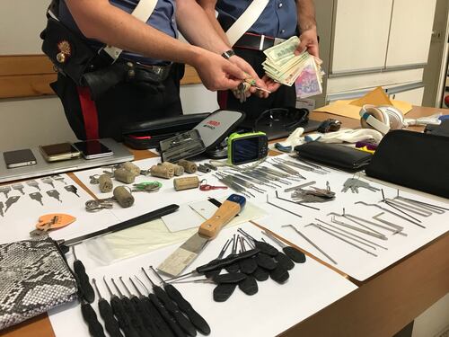 Beccate dai condòmini mentre tentano il furto: in manette due nomadi minorenni