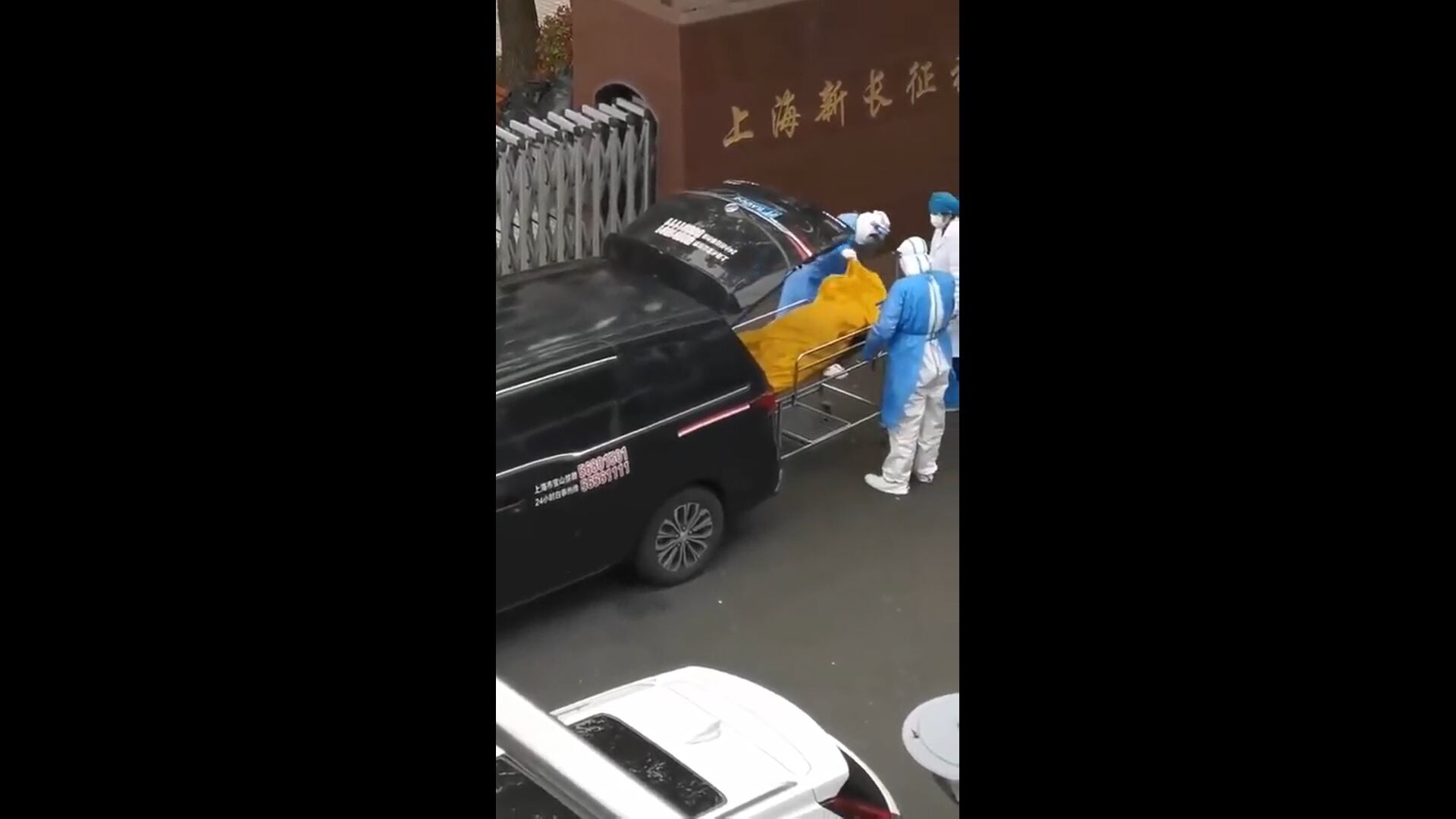 Shanghai, morto e "risorto" per l'ansia da Covid-19