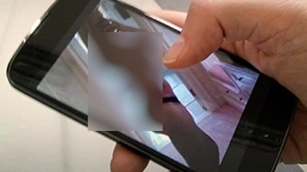 Manda video e foto hot a una 12enne: arrestato molestatore di Casalnuovo