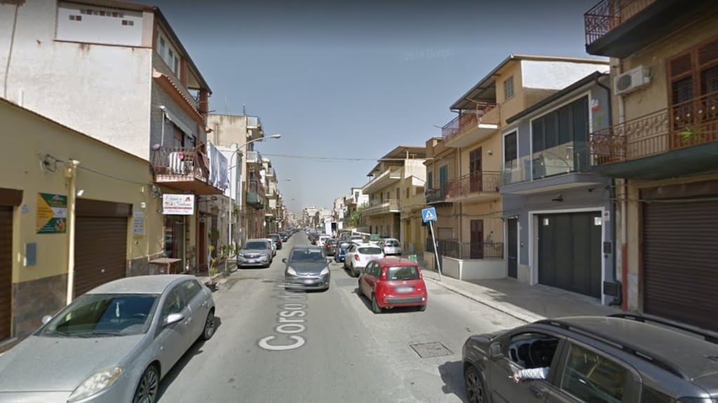 Fumogeni dentro al locale, intimidazione a un commerciante