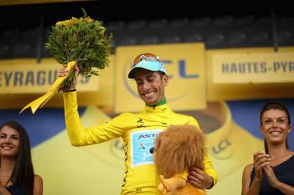 Aru in maglia gialla: le foto di un'impresa 6