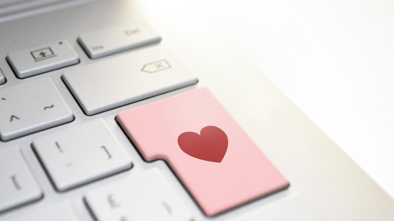 Amore, guerra e agenti segreti: il lato oscuro della “Tindereconomics”
