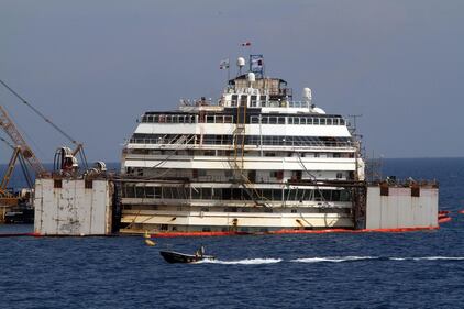 La Concordia torna a galleggiare 7