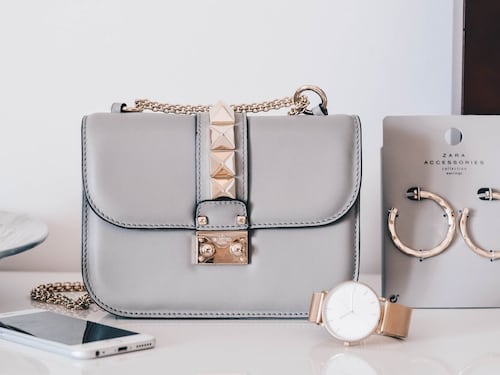 Avevano rubato una borsa di marca da 2.500 euro. Fermate tre nomadi