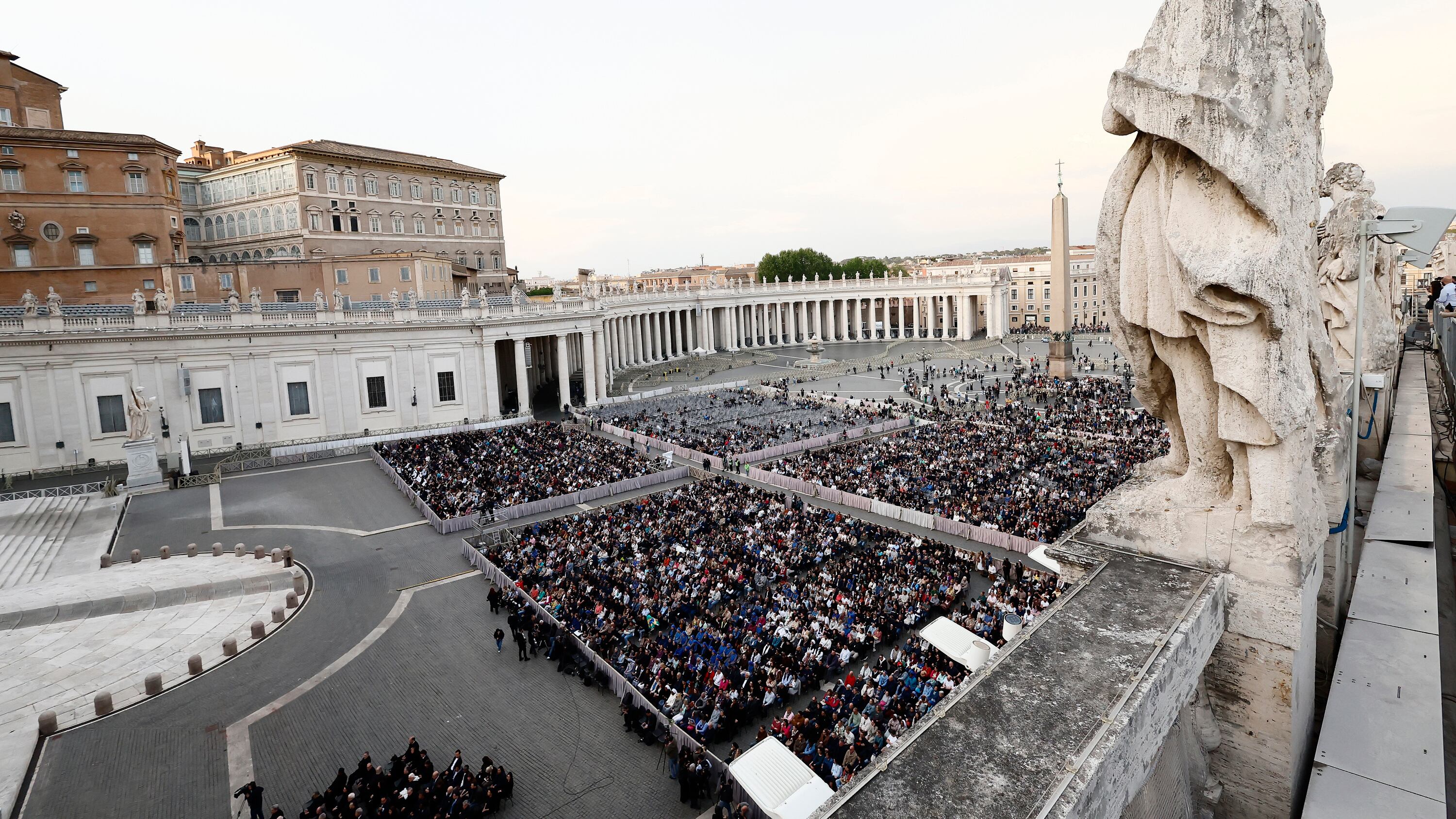 Dolore di fedeli e pellegrini. "Per me è morto un padre". "Ero qui alla sua elezione"
