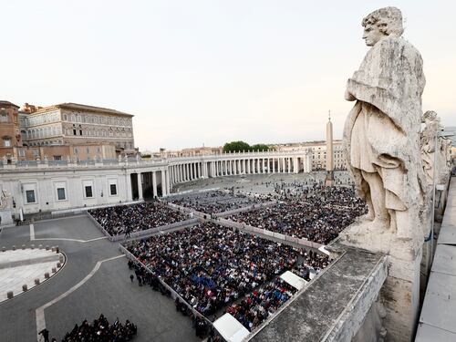 Dolore di fedeli e pellegrini. "Per me è morto un padre". "Ero qui alla sua elezione"