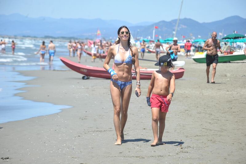 Elisabetta Gregoraci, super hot in bikini 17