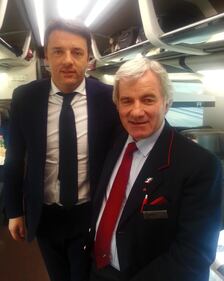 Renzi in treno solo con coca cola e giornali 4