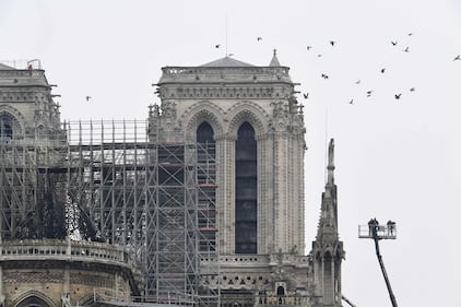 Notre Dame in fiamme: le foto del salvataggio 6