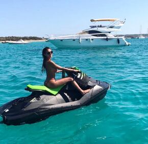 Cristina Buccino, scollatura hot in vacanza 8