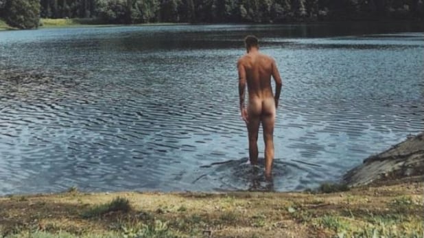 L'ex Juventus Bendtner si tuffa nudo nel lago. Perisic lo prende in giro