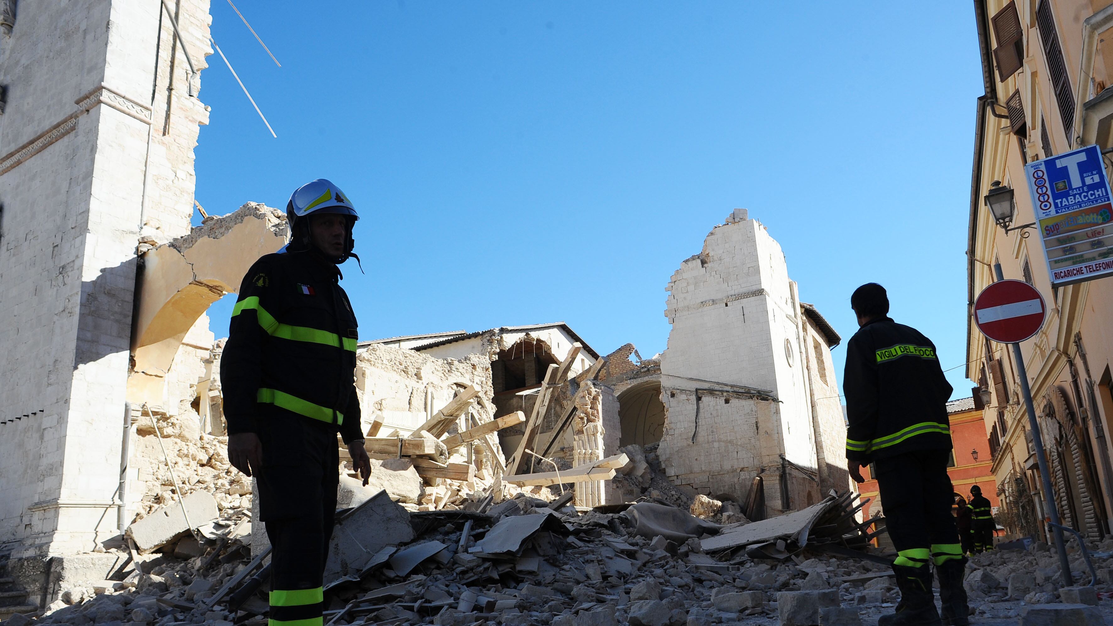 Terremoto, forte scossa 6.5 nel Centro Italia