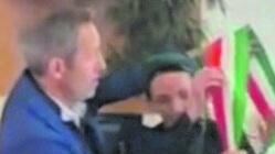 La neo sindaca rifiuta la fascia tricolore e indossa solo il medaglione tirolese