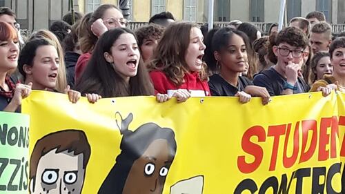 Firenze, fantoccio di Salvini calato in Arno 1
