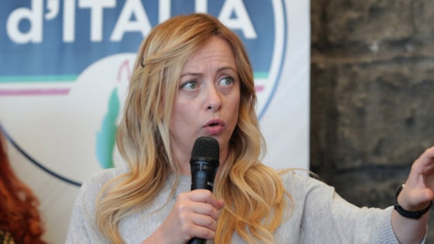 E la Meloni mobilita la piazza: "Posticipate l'introduzione al 2022"