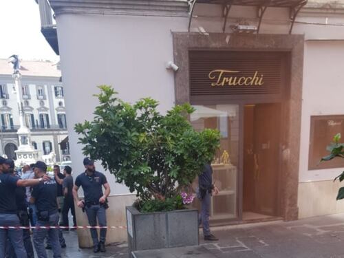 Terzo colpo della banda del buco di Napoli: rapinata una gioielleria