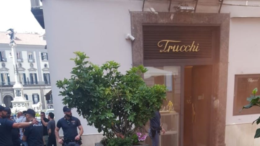 Terzo colpo della banda del buco di Napoli: rapinata una gioielleria