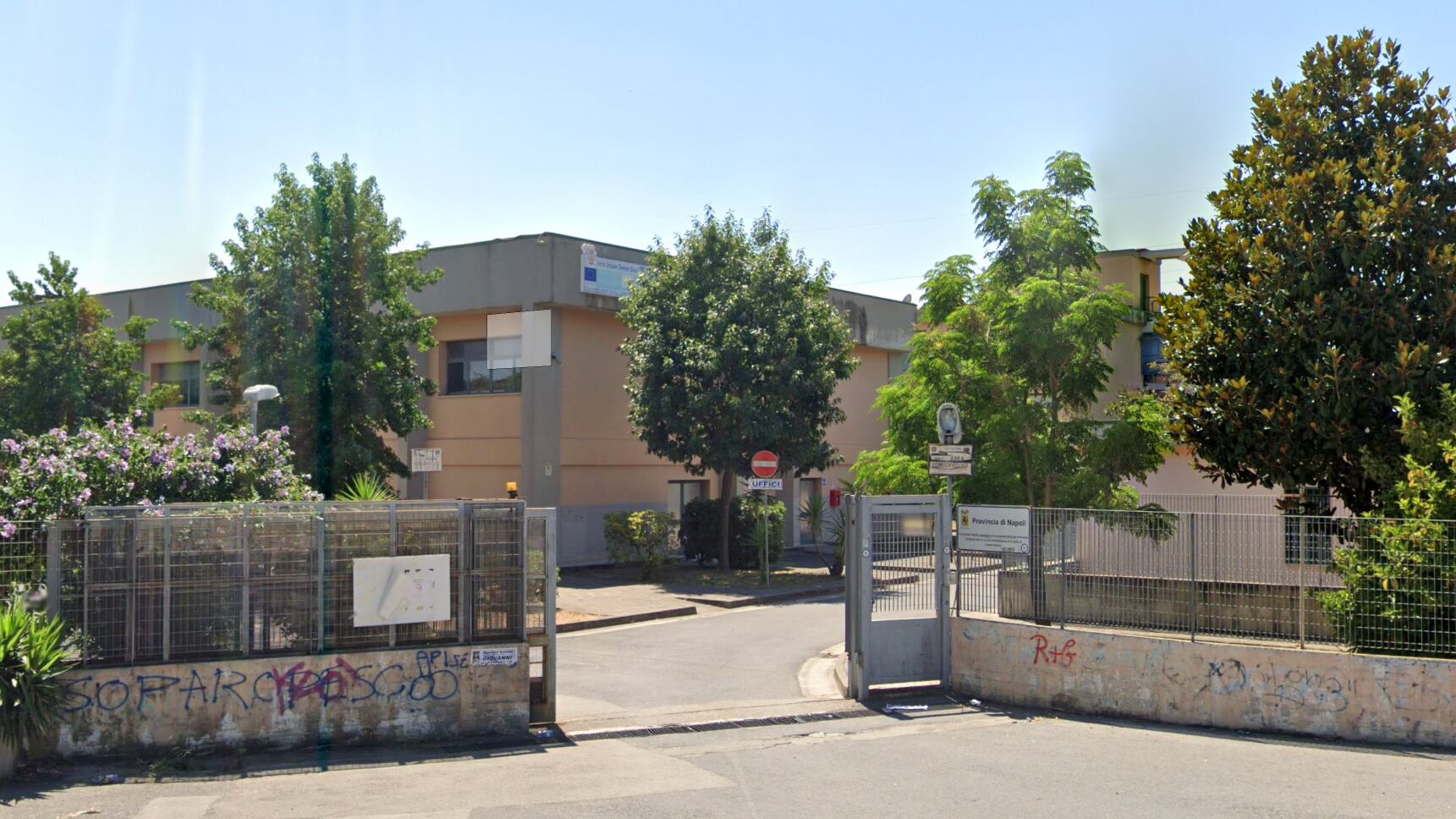 Prof presa a pugni da uno studente: l'attacco choc a Napoli