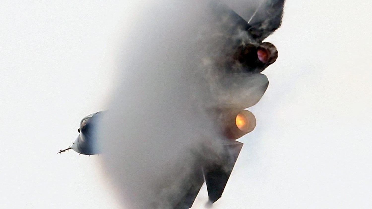 Nato: intercettati aerei russi sui cieli d'Europa. "Rischi per i voli civili"