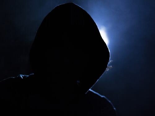 Affidavano la figlia di 10 anni allo zio, ma lui era l'orco violento
