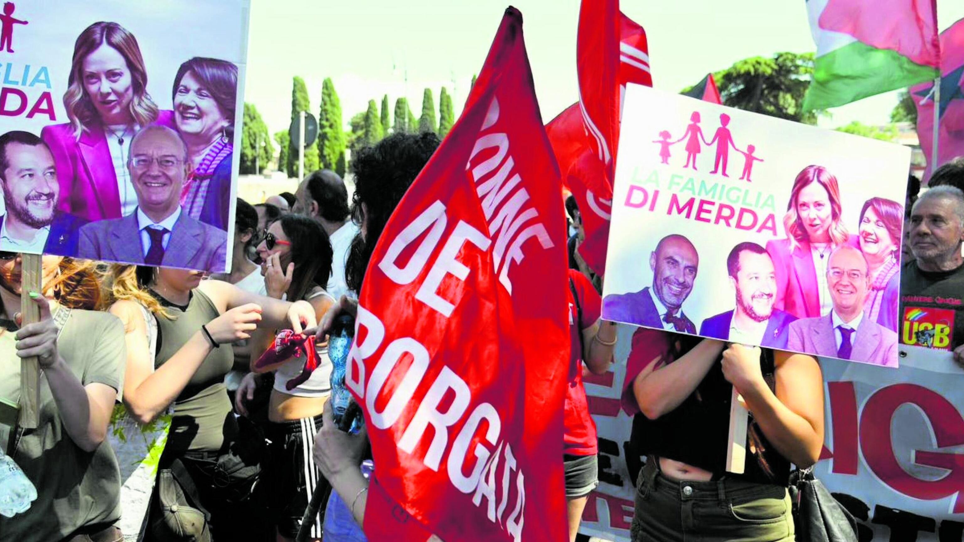 Controcortei degli "antifa" tra roghi, letame e minacce