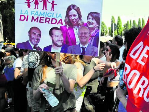 Controcortei degli "antifa" tra roghi, letame e minacce