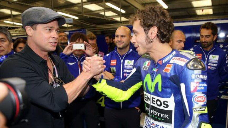 Valentino Rossi tocca Brad Pitt e la fidanzata gli bacia la mano