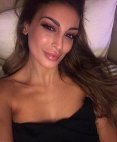 Cristina Buccino, scollatura hot 15
