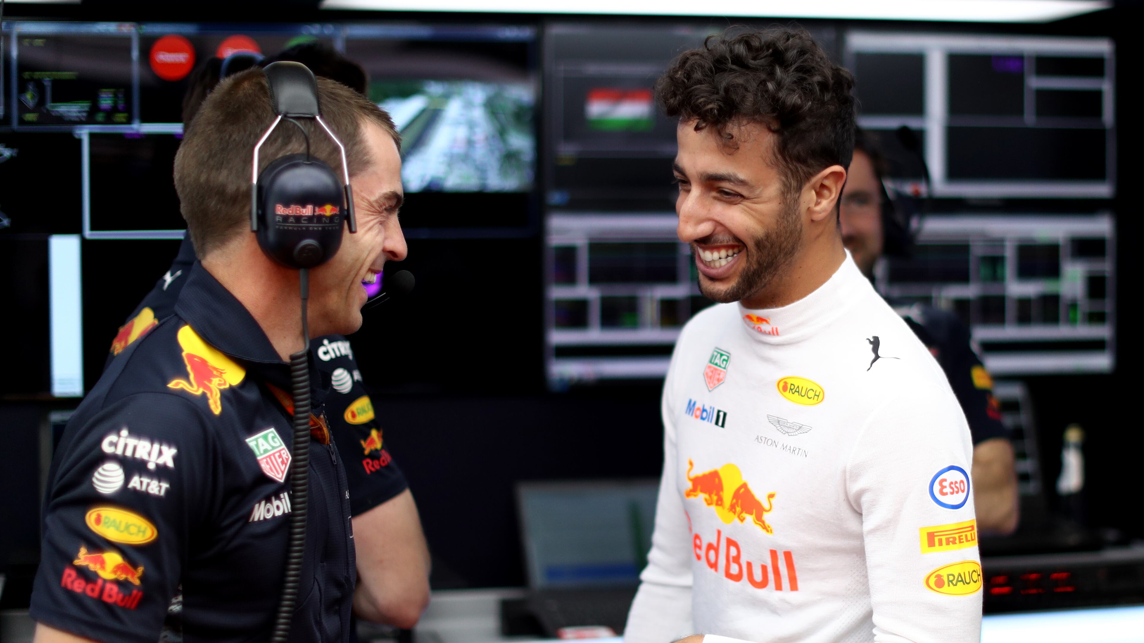 Super Ricciardo, Vettel in scia