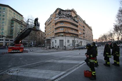 Roma, crollano tre piani di un palazzo 37