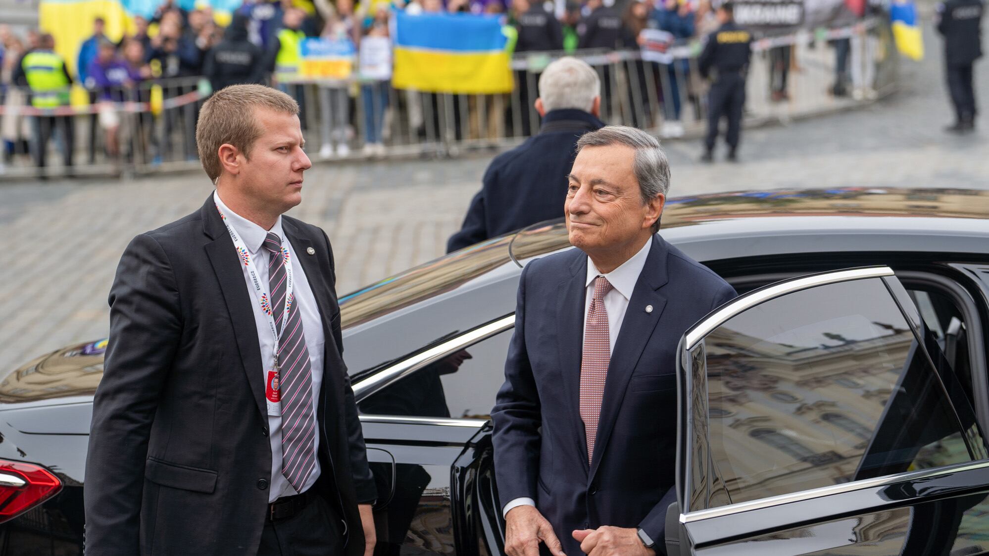 Draghi vola a Parigi prima dell'ultima battaglia. Asse con Macron su economia e prezzo del gas