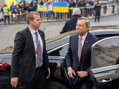 Draghi vola a Parigi prima dell'ultima battaglia. Asse con Macron su economia e prezzo del gas