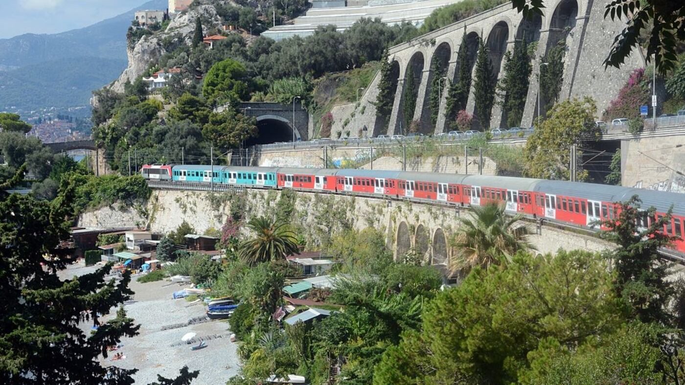 Tenta di espatriare in Francia: algerino travolto dal treno