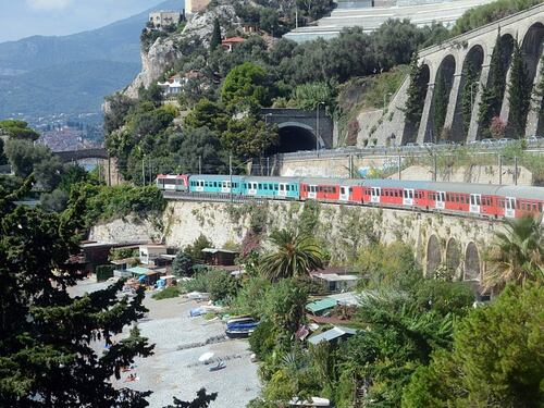 Tenta di espatriare in Francia: algerino travolto dal treno
