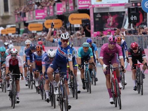 Giro, la volata di Padova sorride a Tim Merlier: Milan e Dainese beffati