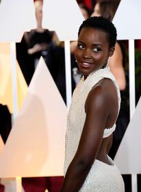 L'abito di Lupita Nyong'o con 6mila perle 11