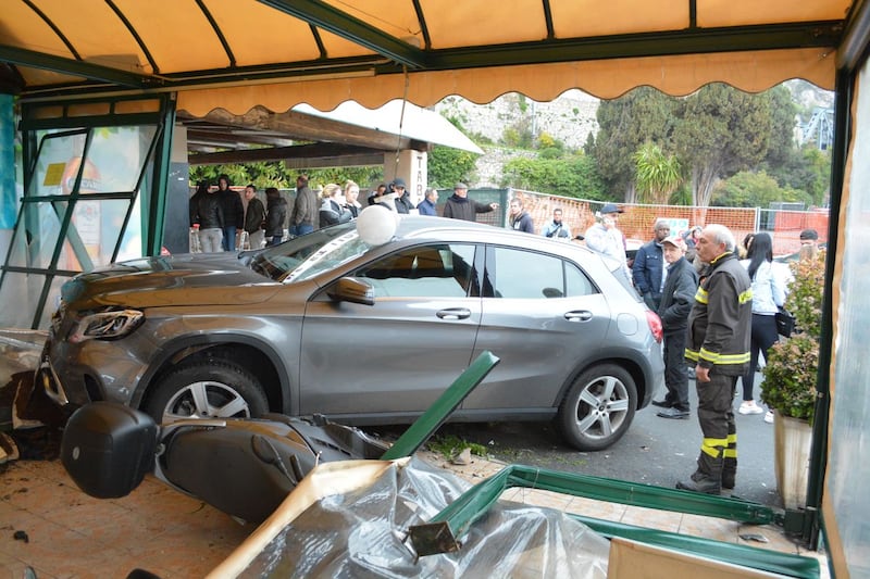 Tragedia sfiorata a Ventimiglia: auto sfonda il dehor di un bar 3