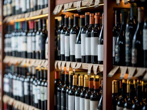 Lollobrigida vede il calice mezzo pieno. "Il vino resisterà"