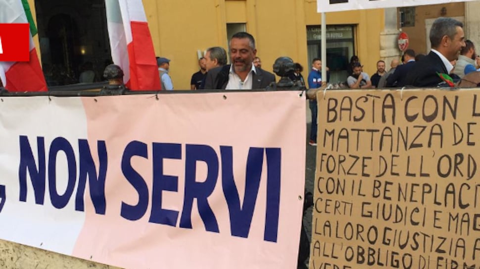 "Sosteneteci vivi, non da morti". È rivolta della polizia in piazza