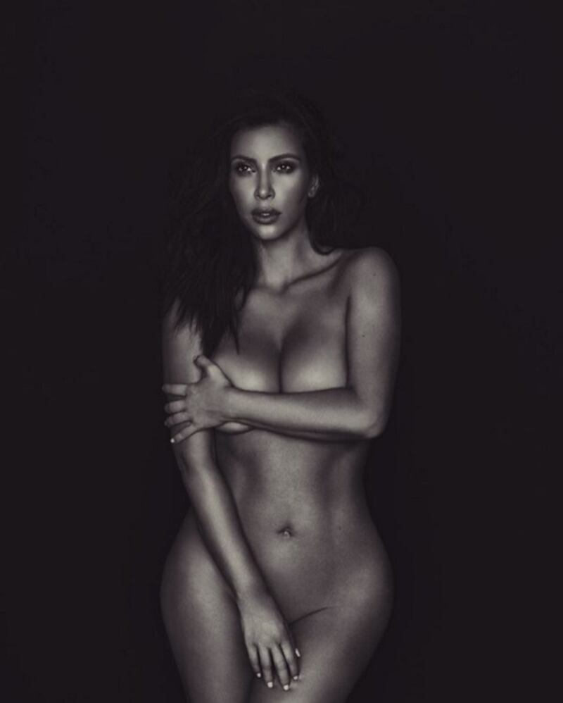 Kim Kardashian, il selfie nudo diventa un murales: foto 6