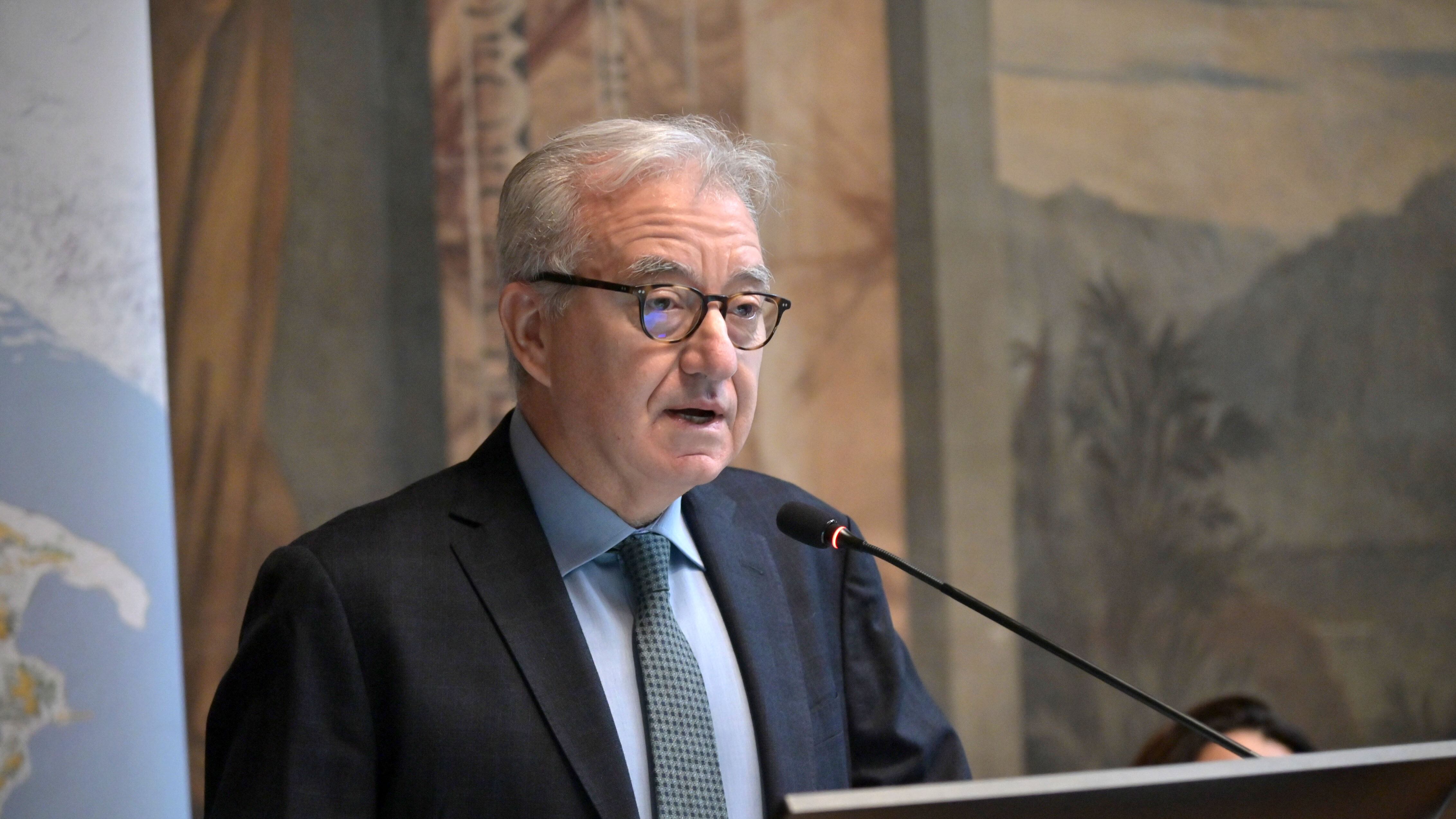 Il governo assiste i più poveri. Mille euro per gli "over 80"