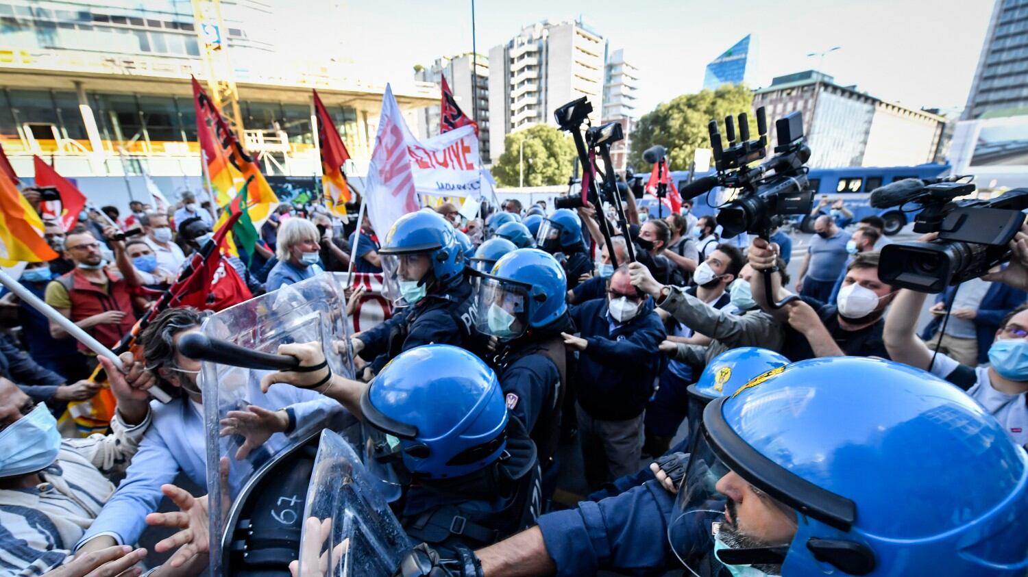 Dopo l'odio e le minacce Fontana sotto scorta. E i Carc sotto la Regione
