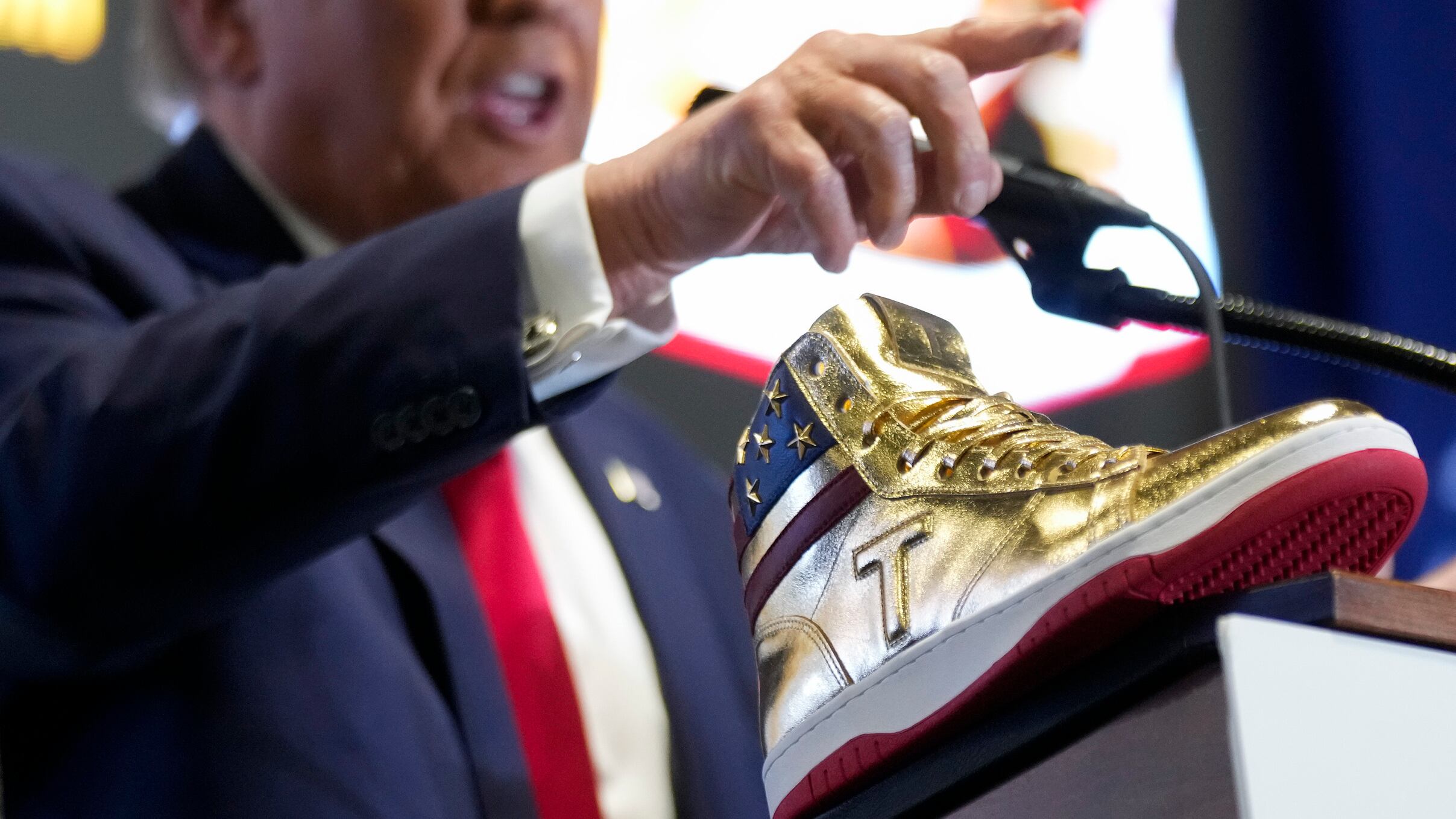 Le sneakers di Trump già soldout: e spuntano già le aste da 50 mila dollari
