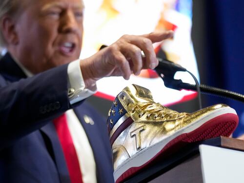 Le sneakers di Trump già soldout: e spuntano già le aste da 50 mila dollari