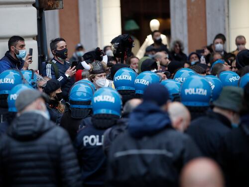 Se non picchi non esisti. E la protesta sparisce