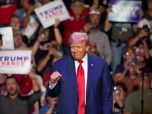 Trump risale nei sondaggi, profezia Clinton. "Sorpresa in arrivo per fermare Kamala"