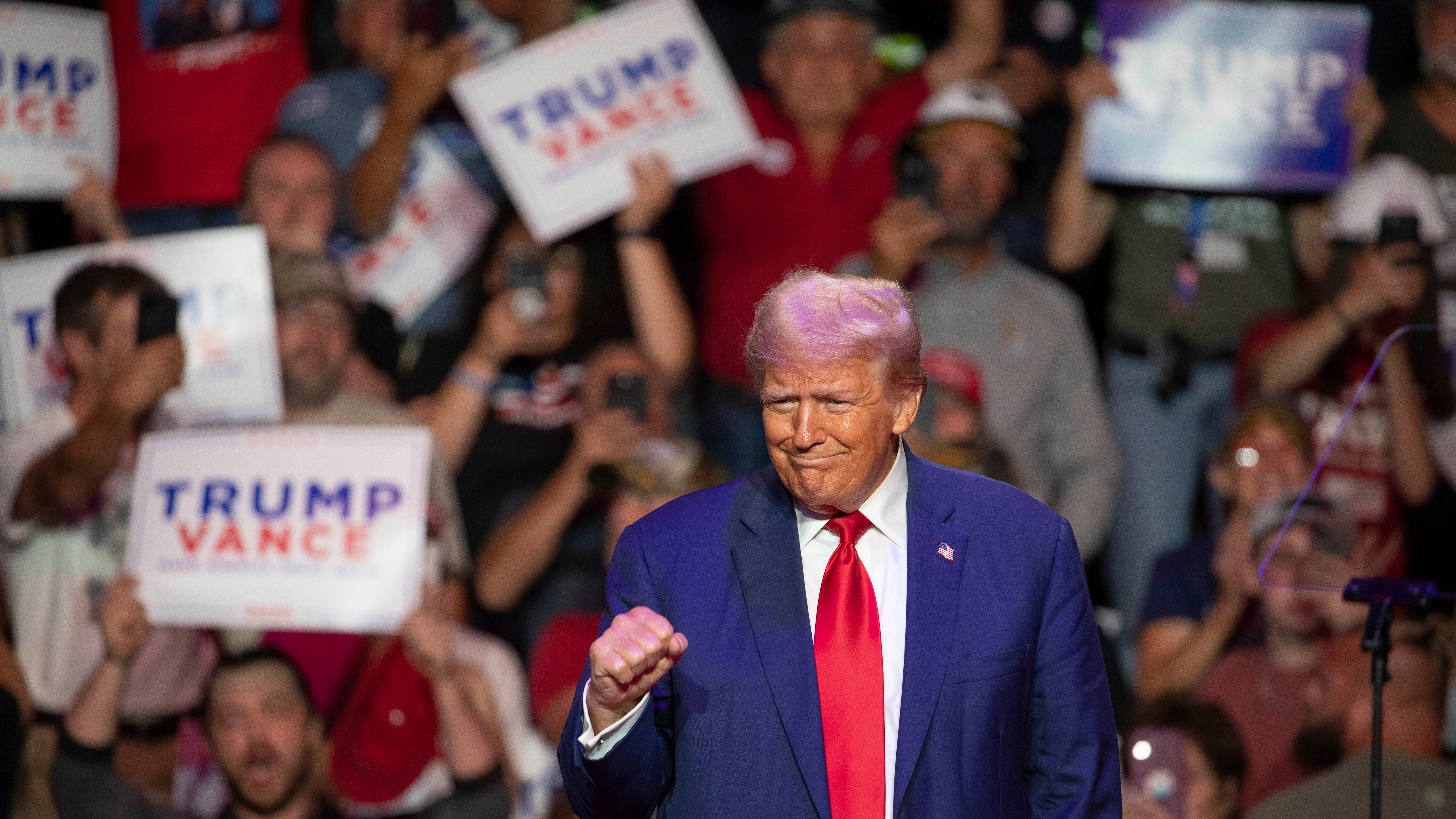 Obama contro Trump: "Un pazzo". Per il tycoon lo scivolone a Detroit