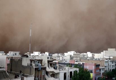Tempesta di sabbia: cinque morti a Teheran 4