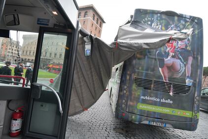 Maltempo a Roma, autobus turistico scoperchiato dal vento 4