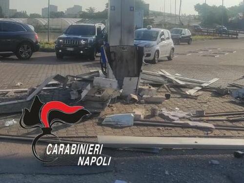 Bomba al distributore di benzina per svaligiare la cassa: paura a Napoli